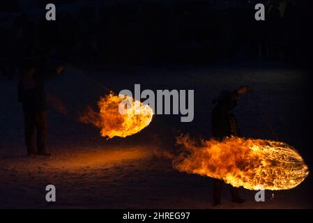 Schwingende brennende Reisstrohsäcke, gefüllt mit Kohle, beim Hiburi Kamakura Festival, Kakunodate, Präfektur Akita, Japan Stockfoto