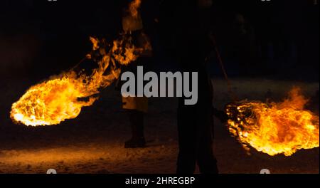 Schwingende brennende Reisstrohsäcke, gefüllt mit Kohle, beim Hiburi Kamakura Festival, Kakunodate, Präfektur Akita, Japan Stockfoto