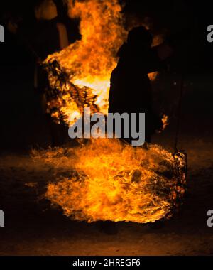 Schwingende brennende Reisstrohsäcke, gefüllt mit Kohle, beim Hiburi Kamakura Festival, Kakunodate, Präfektur Akita, Japan Stockfoto