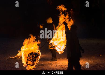 Schwingende brennende Reisstrohsäcke, gefüllt mit Kohle, beim Hiburi Kamakura Festival, Kakunodate, Präfektur Akita, Japan Stockfoto