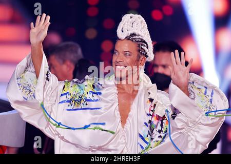 Köln, Deutschland. 25.. Februar 2022. Jorge Gonzalez, Jurymitglied, wagt während der RTL-Tanzshow „Let's Dance“ im Coloneum. Quelle: Rolf Vennenbernd/dpa/Alamy Live News Stockfoto