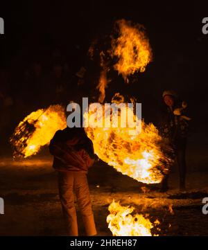 Schwingende brennende Reisstrohsäcke, gefüllt mit Kohle, beim Hiburi Kamakura Festival, Kakunodate, Präfektur Akita, Japan Stockfoto