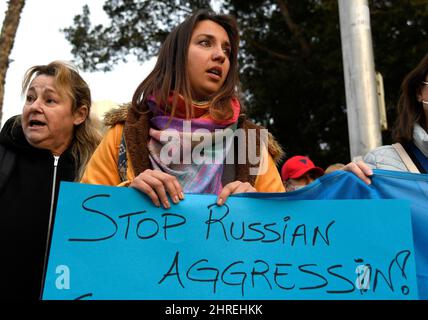 Ukrainische Bürger, die auf Mallorca in einer friedlichen Konzentration auf der Plaza de España in Palma wohnen, aus Protest gegen die russische Invasion in der Ukraine und gegen den Krieg in ihrem Land. Palma de Mallorca, Spanien. 25.. Februar 2022. Stockfoto