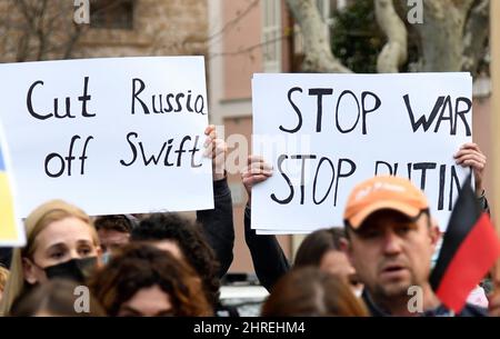 Ukrainische Bürger, die auf Mallorca in einer friedlichen Konzentration auf der Plaza de España in Palma wohnen, aus Protest gegen die russische Invasion in der Ukraine und gegen den Krieg in ihrem Land. Palma de Mallorca, Spanien. 25.. Februar 2022. Stockfoto