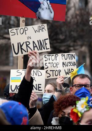 Ukrainische Bürger, die auf Mallorca in einer friedlichen Konzentration auf der Plaza de España in Palma wohnen, aus Protest gegen die russische Invasion in der Ukraine und gegen den Krieg in ihrem Land. Palma de Mallorca, Spanien. 25.. Februar 2022. Stockfoto