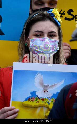 Ukrainische Bürger, die auf Mallorca in einer friedlichen Konzentration auf der Plaza de España in Palma wohnen, aus Protest gegen die russische Invasion in der Ukraine und gegen den Krieg in ihrem Land. Palma de Mallorca, Spanien. 25.. Februar 2022. Stockfoto