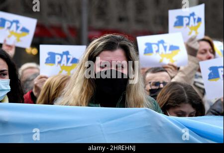 Ukrainische Bürger, die auf Mallorca in einer friedlichen Konzentration auf der Plaza de España in Palma wohnen, aus Protest gegen die russische Invasion in der Ukraine und gegen den Krieg in ihrem Land. Palma de Mallorca, Spanien. 25.. Februar 2022. Stockfoto