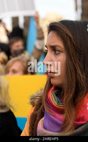 Ukrainische Bürger, die auf Mallorca in einer friedlichen Konzentration auf der Plaza de España in Palma wohnen, aus Protest gegen die russische Invasion in der Ukraine und gegen den Krieg in ihrem Land. Palma de Mallorca, Spanien. 25.. Februar 2022. Stockfoto