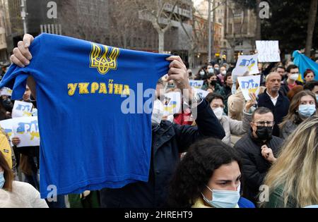 Ukrainische Bürger, die auf Mallorca in einer friedlichen Konzentration auf der Plaza de España in Palma wohnen, aus Protest gegen die russische Invasion in der Ukraine und gegen den Krieg in ihrem Land. Palma de Mallorca, Spanien. 25.. Februar 2022. Stockfoto