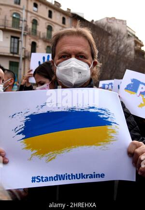 Ukrainische Bürger, die auf Mallorca in einer friedlichen Konzentration auf der Plaza de España in Palma wohnen, aus Protest gegen die russische Invasion in der Ukraine und gegen den Krieg in ihrem Land. Palma de Mallorca, Spanien. 25.. Februar 2022. Stockfoto