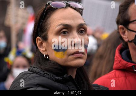 Ukrainische Bürger, die auf Mallorca in einer friedlichen Konzentration auf der Plaza de España in Palma wohnen, aus Protest gegen die russische Invasion in der Ukraine und gegen den Krieg in ihrem Land. Palma de Mallorca, Spanien. 25.. Februar 2022. Stockfoto