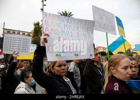 Ukrainische Bürger, die auf Mallorca in einer friedlichen Konzentration auf der Plaza de España in Palma wohnen, aus Protest gegen die russische Invasion in der Ukraine und gegen den Krieg in ihrem Land. Palma de Mallorca, Spanien. 25.. Februar 2022. Stockfoto