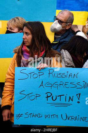 Ukrainische Bürger, die auf Mallorca in einer friedlichen Konzentration auf der Plaza de España in Palma wohnen, aus Protest gegen die russische Invasion in der Ukraine und gegen den Krieg in ihrem Land. Palma de Mallorca, Spanien. 25.. Februar 2022. Stockfoto