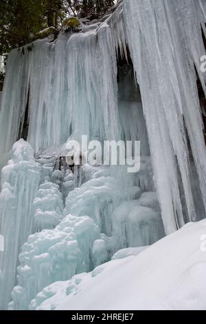 Gefrorene Icilkles auf einer Klippe Stockfoto