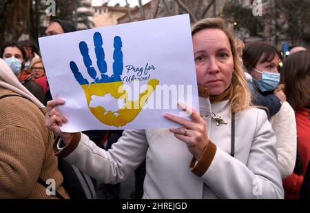 Ukrainische Bürger, die auf Mallorca in einer friedlichen Konzentration auf der Plaza de España in Palma wohnen, aus Protest gegen die russische Invasion in der Ukraine und gegen den Krieg in ihrem Land. Palma de Mallorca, Spanien. 25.. Februar 2022. Stockfoto