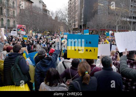 Ukrainische Bürger, die auf Mallorca in einer friedlichen Konzentration auf der Plaza de España in Palma wohnen, aus Protest gegen die russische Invasion in der Ukraine und gegen den Krieg in ihrem Land. Palma de Mallorca, Spanien. 25.. Februar 2022. Stockfoto