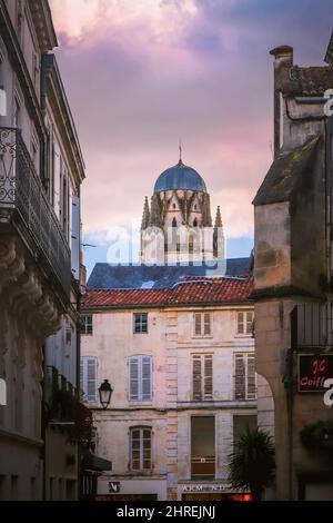 Blick auf die Kathedrale in Saintes, Frankreich Stockfoto