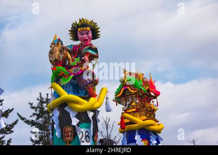 Bonden-Zeremonie, bei der während des Yokote Kamakura Festivals, Yokote, Präfektur Akita, Japan, 5 Meter hohe, 30 kg schwere, verzierte Holzpfähle den Göttern angeboten werden Stockfoto