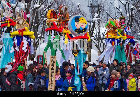 Parade mit 5 Meter hohen, 30 kg schweren verzierten Holzstangen, die den Göttern bei der Bonden-Zeremonie während des Yokote Kamakura Festivals, Yokote, Akita Pre angeboten werden Stockfoto