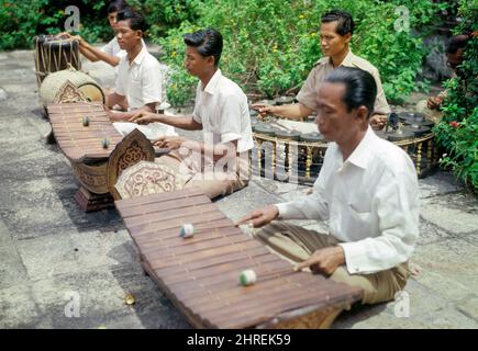 1950S 1960S 5 MÄNNER SPIELEN IN EINEM GAMELAN ORCHESTRA ZWEI GAMBANGS EIN BONAND UND EINE HENDAND-TROMMEL SÜDOSTASIEN - KR7039 HAR001 HARS FEIER 5 ARBEITSPLÄTZE IN VOLLER LÄNGE PERSONEN TRADITIONELLE INDONESIEN MÄNNER BERUF UNTERHALTUNG SPIRITUALITÄT MUSIKER WEITWINKEL GESCHICKLICHKEIT BERUF GLÜCK SKILLS PERFORMER PERCUSSION AND CAREERS PRIDE ENTERTAINER BERUFE MUSIKINSTRUMENT THAILAND KONZEPTIONELLES ENSEMBLE STILVOLLE BALINESISCHE KESSEL JAVANESISCHE MALLETS ENTERTAINER GONGS MID-ADULT MID-ADULT MANN PERFORMER ENTSPANNUNG ZWEISAMKEIT JUNGER ERWACHSENER MANN HAR001 ALTMODISCH Stockfoto