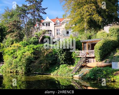 Malerischer Blick auf eine Villa auf einer Düne mit üppigem Laub Stockfoto