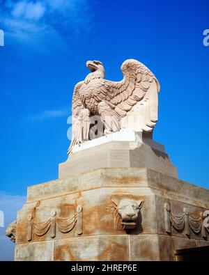 1900S EAGLE SKULPTUR VON ADOLPH WEINMAN ENTFERNT VON ORIGINAL NYC PENN STATION JETZT AN 30TH UND MARKET STREET PHILADELPHIA PA USA - KS7627 HAR001 HARS FÜHRUNG LOW-ANGLE PA KRAFTVOLLE PENN PRIDE 30TH AUTORITÄT JETZT NYC COMMONWEALTH KONZEPT URSPRÜNGLICHEN KONZEPTIONELLEN KEYSTONE STATE STILVOLLE BILDHAUER SYMBOLISCHE KONZEPTE STADT DER BRÜDERLICHEN LIEBE HAR001 ALTMODISCHE DARSTELLUNG Stockfoto