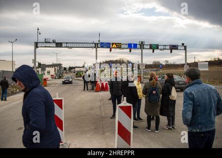 Medyka, Polen. 25.. Februar 2022. Am Grenzübergang in Medyka werden Menschen gesehen, die auf ihre Verwandten warten. Ukrainische Flüchtlinge am Grenzübergang Medyka. Am zweiten Tag der russischen Invasion in der Ukraine kamen Tausende von Flüchtlingen über den Grenzübergang in Medyka nach Polen, und eine riesige Schlange von Menschen auf ukrainischer Seite versucht, nach Polen zu gelangen. (Foto von Attila Husejnow/SOPA Images/Sipa USA) Quelle: SIPA USA/Alamy Live News Stockfoto