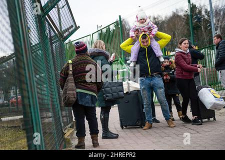 Medyka, Polen. 25.. Februar 2022. Ukrainische Flüchtlinge werden in Medyka die polnische Grenze überqueren sehen. Ukrainische Flüchtlinge am Grenzübergang Medyka. Am zweiten Tag der russischen Invasion in der Ukraine kamen Tausende von Flüchtlingen über den Grenzübergang in Medyka nach Polen, und eine riesige Schlange von Menschen auf ukrainischer Seite versucht, nach Polen zu gelangen. (Foto von Attila Husejnow/SOPA Images/Sipa USA) Quelle: SIPA USA/Alamy Live News Stockfoto
