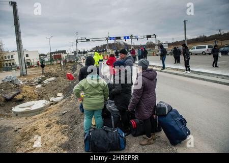 Medyka, Polen. 25.. Februar 2022. Am Grenzübergang in Medyka werden Menschen gesehen, die auf ihre Verwandten warten. Ukrainische Flüchtlinge am Grenzübergang Medyka. Am zweiten Tag der russischen Invasion in der Ukraine kamen Tausende von Flüchtlingen über den Grenzübergang in Medyka nach Polen, und eine riesige Schlange von Menschen auf ukrainischer Seite versucht, nach Polen zu gelangen. (Foto von Attila Husejnow/SOPA Images/Sipa USA) Quelle: SIPA USA/Alamy Live News Stockfoto