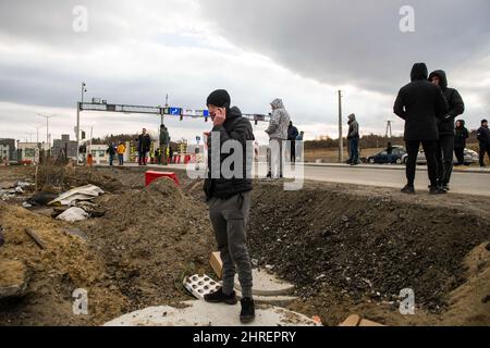 Medyka, Polen. 25.. Februar 2022. Am Grenzübergang in Medyka werden Menschen gesehen, die auf ihre Verwandten warten. Ukrainische Flüchtlinge am Grenzübergang Medyka. Am zweiten Tag der russischen Invasion in der Ukraine kamen Tausende von Flüchtlingen über den Grenzübergang in Medyka nach Polen, und eine riesige Schlange von Menschen auf ukrainischer Seite versucht, nach Polen zu gelangen. (Foto von Attila Husejnow/SOPA Images/Sipa USA) Quelle: SIPA USA/Alamy Live News Stockfoto