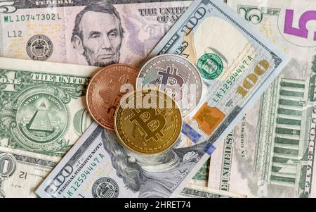 Bitcoins vs. Bargeld oder Dollarscheine Konzept Stockfoto