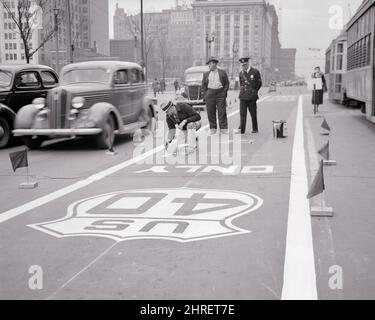 1930S ARBEITER MALEN ROUTE AB ZEICHEN AUF STRASSE, UM AUF DIE US-ROUTE 40 A MAJOR TRANSCONTINENTAL ROUTE ST. LOUIS MISSOURI USA - Q44629 CPC001 HARS FAHRZEUG TEAMWORK TURN HISTORY FEMALS UNITED STATES COPY SPACE HIGHWAY LADIES PERSONS UNITED STATES OF AMERICA AUTOMOBIL MÄNNER ORDER OFFICER MALER TRANSPORT B&W NORTH AMERICA COP DIRECTIONS NORTH AMERICAN PROTECT LOUIS AND AUTOS MISSOURI DIRECTION ARBEIT BESCHÄFTIGUNG BERUFE ON UNIFORMEN AUTOBAHN AUTOS STÄDTE ROUTE ST. FAHRZEUGE MITARBEITER OFFIZIERE POLIZISTEN ZUSAMMENARBEIT POLIZISTEN GROSSEN STRASSEN LÖSUNGEN ABZEICHEN ABZEICHEN SCHWARZ UND WEISS Stockfoto