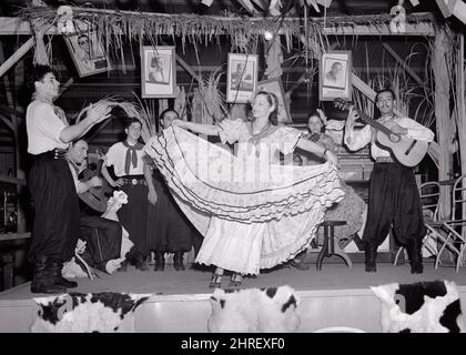 1940S GAUCHO KABARETT ENTERTAINER MÄNNER TRAGEN REITHOSEN STIEFEL FRAU HÄLT IHREN ROCK ZAMBA STIL BUENOS AIRES ARGENTINIEN - R12665 PAL001 HARS FRAUEN KOPIEREN RAUM IN VOLLER LÄNGE DAMEN PERSONEN TRADITIONELLE MÄNNER UNTERHALTUNG B&W SÜDAMERIKA PERFORMING ARTS ABENTEUER FOLKLORE AUFREGUNG TRADITION BERUFE MUSIKINSTRUMENT ETABLIERTE FOLK STILVOLLE ARGENTINIEN AIRES BUENOS AIRES KABARETT ENTERTAINER GAUCHO GITARREN MITTLEREN ERWACHSENEN MITTLEREN ERWACHSENEN MANN MITTLEREN ERWACHSENEN FRAU JUNG ERWACHSENE MANN JUNGE ERWACHSENE FRAU SCHWARZ UND WEISS KAUKASISCHEN ETHNIE ALTMODISCH Stockfoto