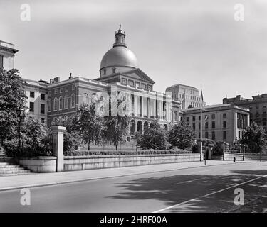 1950S DAS VON CHARLES ENTWORFENE STAATSHAUS WURDE 1798 ERRICHTET UND LIEGT IM BEACON HILL DISTRIKT BOSTON MASSACHUSETTS USA - R543 FST001 HARS CHARLES ERRICHTETE DAS SCHWARZ-WEISS DESIGNTE VIERTEL OLD FASHIONED IN MA Stockfoto