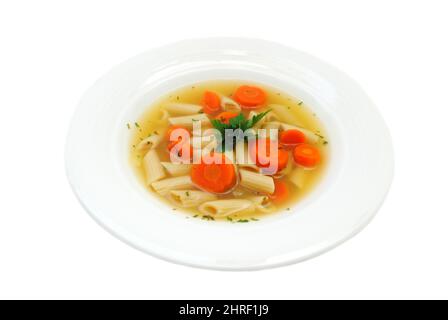 Vegane Penne-Gemüsesuppe in einer weißen Schüssel Stockfoto