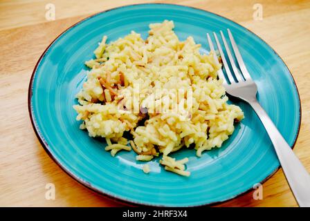 Gedämpfter Wildreis mit Vermicelli auf einem Teller serviert Stockfoto