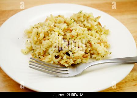Gedämpfter Wildreis mit Vermicelli auf einem Teller serviert Stockfoto