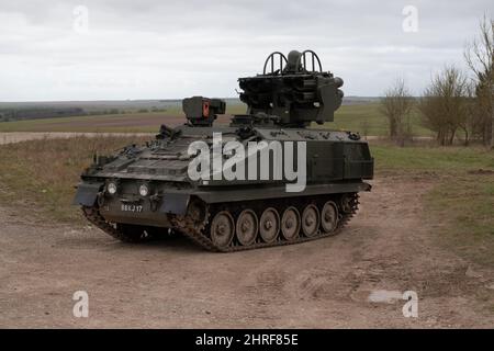 British Army Alvis Stormer Starstreak CVR-T verfolgt gepanzertes Fahrzeug mit Kurzstreckenraketen zur Luftverteidigung in Aktion auf einem Stockfoto