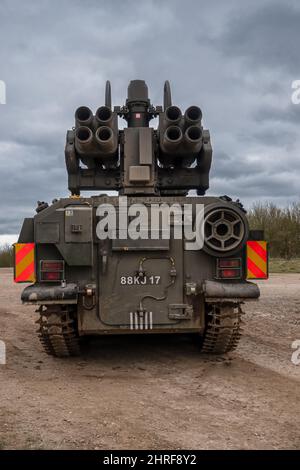 British Army Alvis Stormer Starstreak CVR-T verfolgt gepanzertes Fahrzeug mit Kurzstreckenraketen zur Luftverteidigung in Aktion auf einem Stockfoto