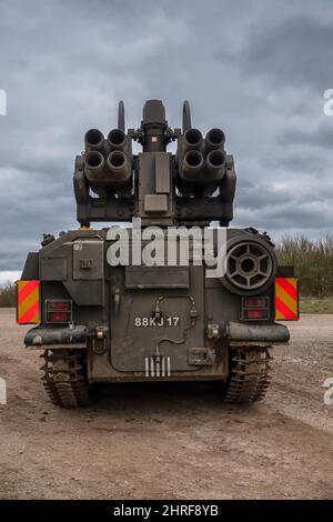 British Army Alvis Stormer Starstreak CVR-T verfolgt gepanzertes Fahrzeug mit Kurzstreckenraketen zur Luftverteidigung in Aktion auf einem Stockfoto