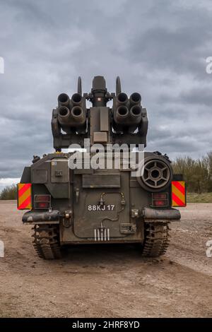 British Army Alvis Stormer Starstreak CVR-T verfolgt gepanzertes Fahrzeug mit Kurzstreckenraketen zur Luftverteidigung in Aktion auf einem Stockfoto