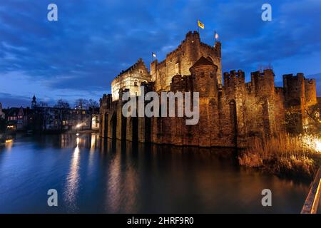 Das Gravensteen oder das Schloss der Grafen beleuchtet zur blauen Stunde. Foto aufgenommen am 27.. Januar 2022 in Gent, Provinzen Ostflandern, Be Stockfoto