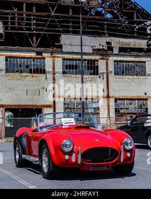 Vertikale Aufnahme eines roten Sportwagens, Cabriolet Shelby Cobra zum Verkauf in Allentown, Pennsylvania, USA Stockfoto