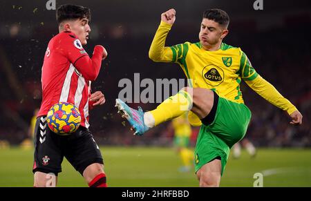 Milot Rashica (rechts) von Norwich City und Tino Livramento von Southampton kämpfen während des Spiels der Premier League im St. Mary's Stadium in Southampton um den Ball. Bilddatum: Freitag, 25. Februar 2022. Stockfoto