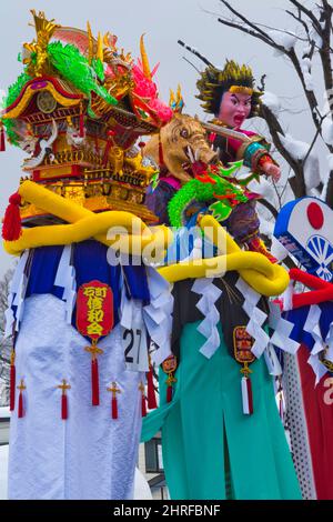 Bonden-Zeremonie, bei der während des Yokote Kamakura Festivals, Yokote, Präfektur Akita, Japan, 5 Meter hohe, 30 kg schwere, verzierte Holzpfähle den Göttern angeboten werden Stockfoto