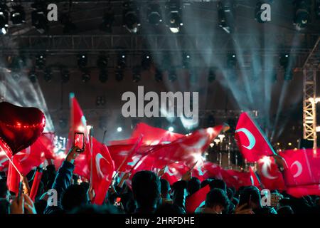 Türkische Menschen winken mit türkischen Flaggen. Nationale Tage der Türkei. Bewegungsunschärfen auf den Flaggen und Rauschen enthalten. Stockfoto