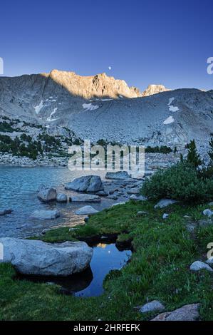 mond und Klippen spiegeln sich in Midnight Lake in den Sierra Nevada Mountains in Kalifornien Stockfoto