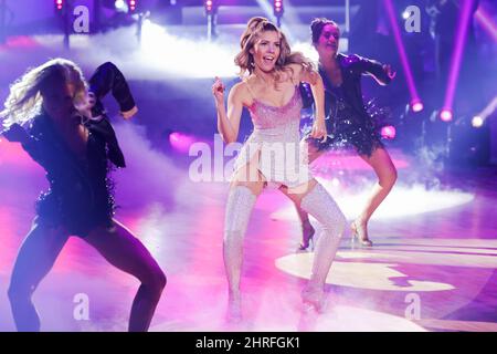 Köln, Deutschland. 25.. Februar 2022. Victoria Swarovski, Moderatorin, tanzt in der RTL-Tanzshow „Let's Dance“ im Coloneum. Quelle: Rolf Vennenbernd/dpa/Alamy Live News Stockfoto