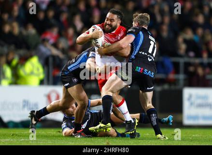 Konrad Hurrell von St. Helens wird während des Betfred Super League-Spiels im Totally Wicked Stadium, St. Helens, von Matty Ashurst (rechts) von Wakefield Trinity angegangen. Bilddatum: Freitag, 25. Februar 2022. Stockfoto