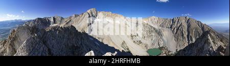 Panorama vom Gipfel des Peaklet Mountain mit Mount Humphreys und Basin Mountain in den östlichen Sierra Nevada Mountains in der Nähe von Bishop Californi Stockfoto